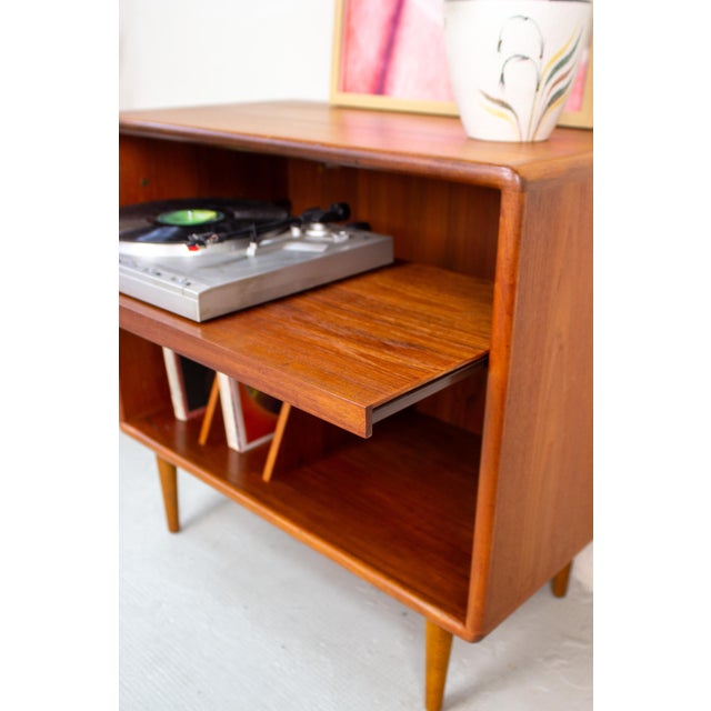 A compact hi-fi cabinet from Dyrlund with a calm, open design. The teak wood lends a warm tone and beautiful grain, while...