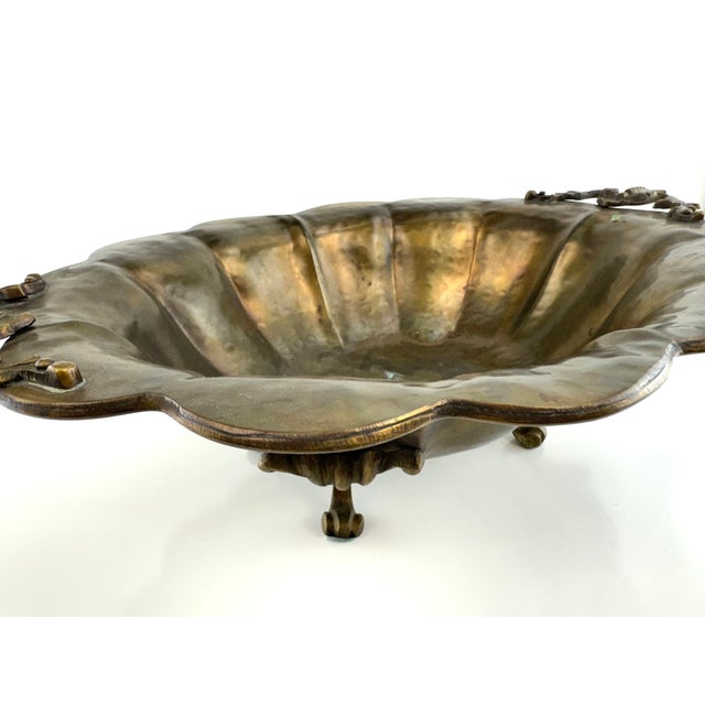 1970s Vintage Hammered Brass Footed Bowl With Claw Feet & Handles – Hollywood Regency Centerpiece For Sale - Image 5 of 8