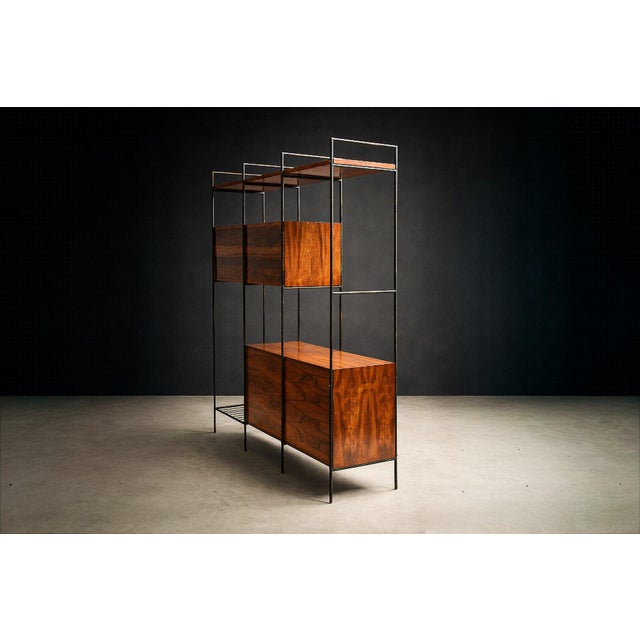 “Mf 710” Modular Bookshelf in Rosewood & Metal, Geraldo De Barros for Unilabor, Brazil, C. 1955 For Sale - Image 11 of 14