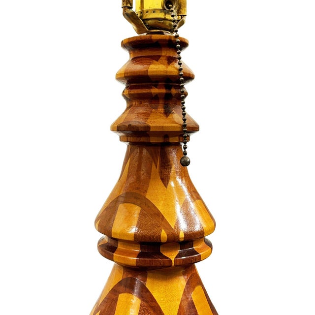 1960s Mid-Century Modern Hand Turned Segmented Marquetry Inlay Mosaic Table Lamp W/ Shade For Sale - Image 4 of 7