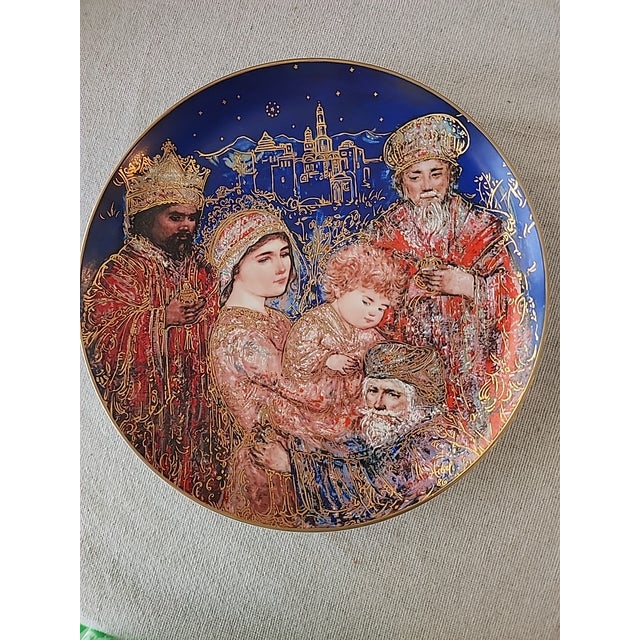 Edna Hibel Christmas Plates, Limited Editions 1985, 1986 and 1987 For Sale - Image 4 of 8