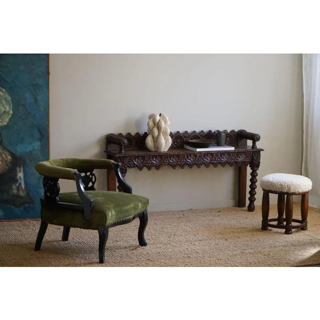 Imagine a cozy yet elegant chair from the late 1800s, reminiscent of the Victorian era. This chair features a graceful...