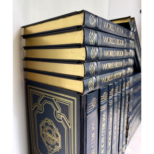 1988 Complete World Book Encyclopedia 24 Volume Set With Dictionary in Navy Blue & Gold For Sale In Los Angeles - Image 6 of 9