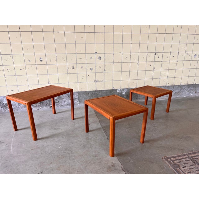 Set of Three Danish Nesting Tables in Teak – Flexible & Timeless Design This set of three vintage Danish side tables is...