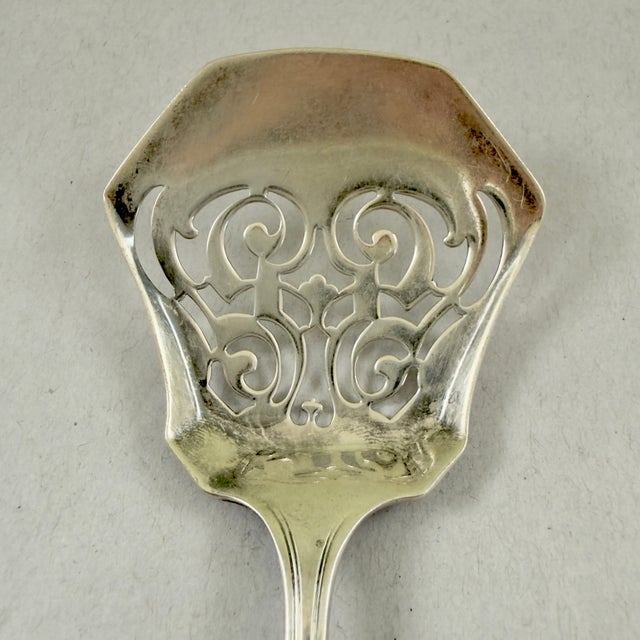1910s 1913 Wallace Sterling Silver Somerset Pattern Tomato Server For Sale - Image 5 of 10