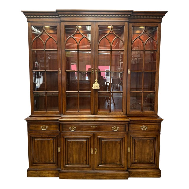 Vintage Statton Furniture Trutype Americana Traditional Chippendale Style Oxford Cherry Breakfront China Cabinet For Sale