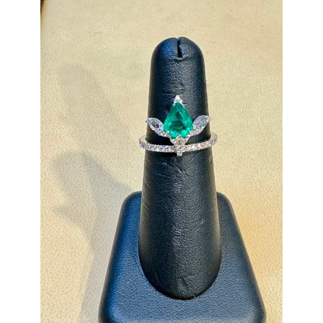 1.2 Ct Finest Zambian Pear Emerald & 1 Ct Diamond Ring in 18 Kt Gold Size 6.5 For Sale In New York - Image 6 of 18