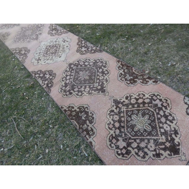 Turkish Oversized Vintage Turkish Oushak Extra Long Runner With Mid Century Modern Style For Sale - Image 3 of 10