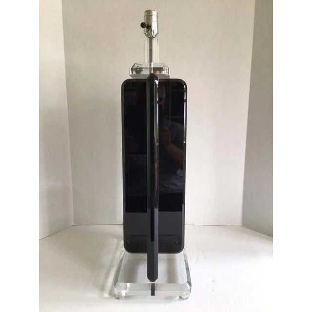 1970s Clear and Black Lucite Table Lamp With Lucite Finial For Sale In New York - Image 6 of 9