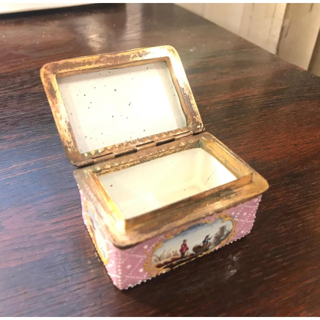 Early 19th Century Fine Antique English South Staffordshire or Battersea Enamel Snuff Box For Sale - Image 5 of 10