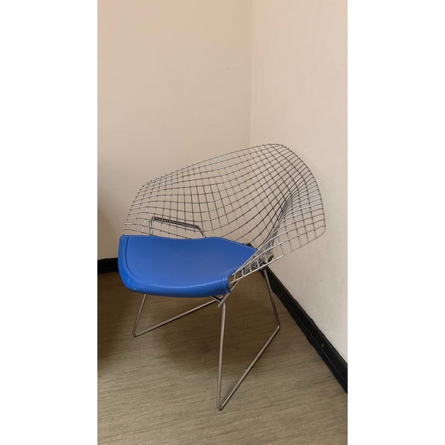 Wire 421 and 422 Diamond Chairs in Silver and Blue by Harry Bertoia for Knoll, 1970s, Set of 2 For Sale - Image 16 of 18