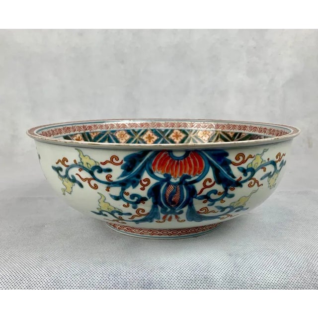 Imari Porcelain Japanese Meiji Period Imari Porcelain Deep Bowl With Hand Painted Scene For Sale - Image 4 of 11
