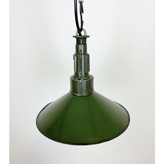 1960s Industrial Green Enamel Military Pendant Lamp with Cast Aluminium Top, 1960s For Sale - Image 5 of 17