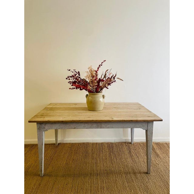 French Dining Table in Oak, in Very Good conditions. Designed 1920 to 1949