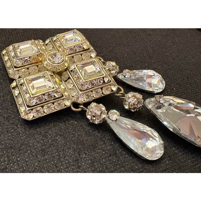 Art Deco Mid 20th Century Art Deco-Style Rhinestone Rhombus Statement Brooch Pin With a Silver-Tone Finish For Sale - Image 3 of 10