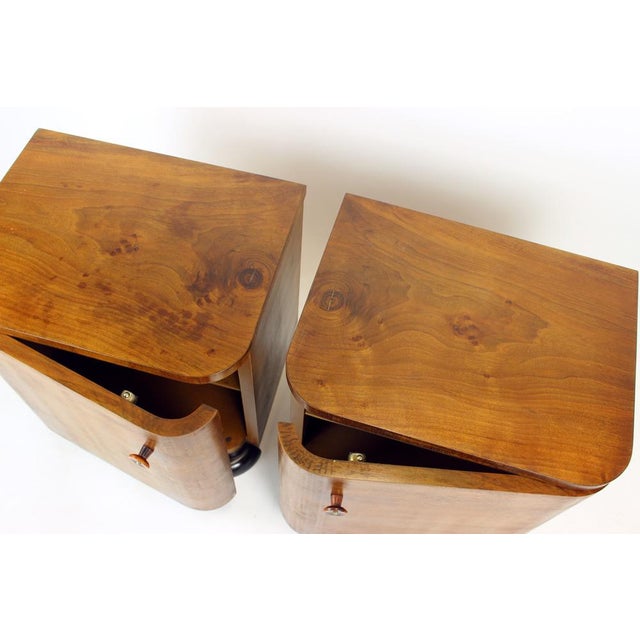 1930s Vintage Art Deco Bedside Tables in Walnut Veneer, Czechoslovakia, 1930s, Set of 2 For Sale - Image 5 of 18