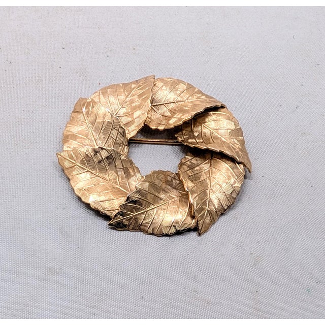 1960s Vintage Signed Napier Goldtone Textured Leaf Wreath Brooch For Sale - Image 5 of 7