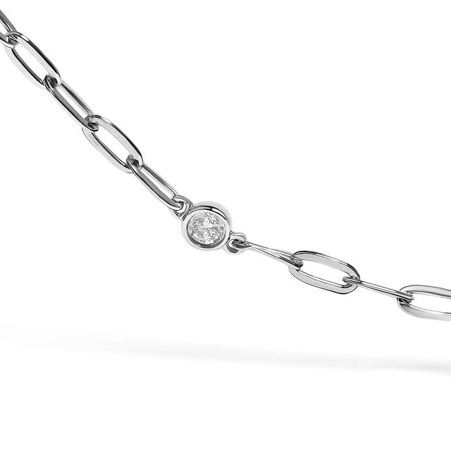Immerse yourself in the understated elegance of this 14kt white gold necklace, rhodium-plated for a bright, enduring...