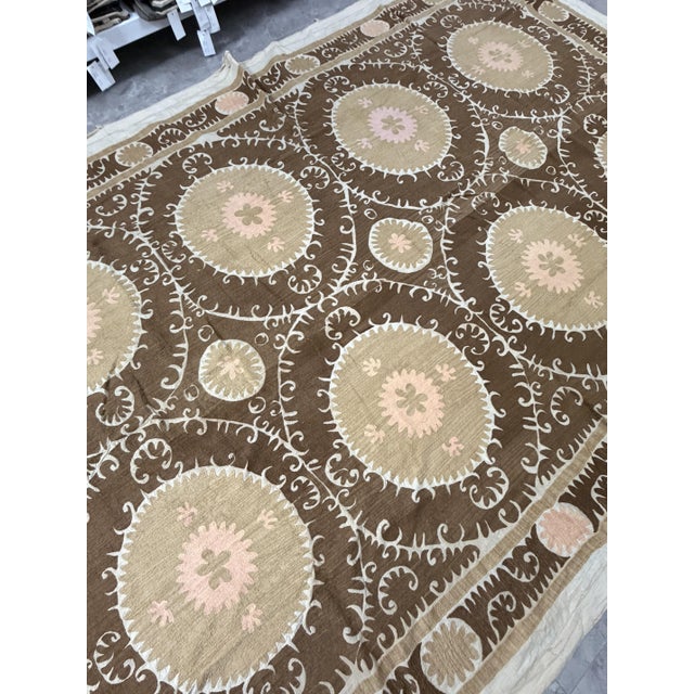 Large Cotton Suzani From Samarkand Uzbekistan, 1930s Suzani Terracotta Wall Hanging Tapestry - Neutral Uzbek Bedspread For Sale - Image 10 of 12