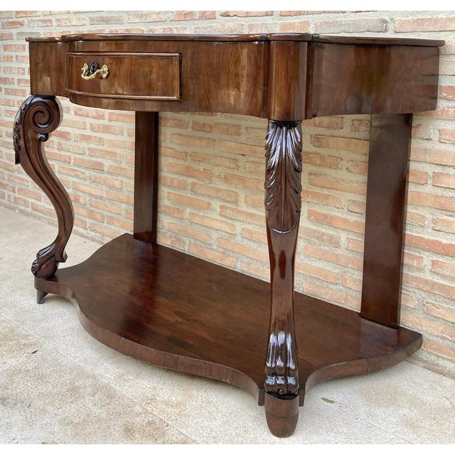 French Carved Wood Console with One Drawer, S. XIX. with hind legs on volute shape ending in claw on ball and drawer in...