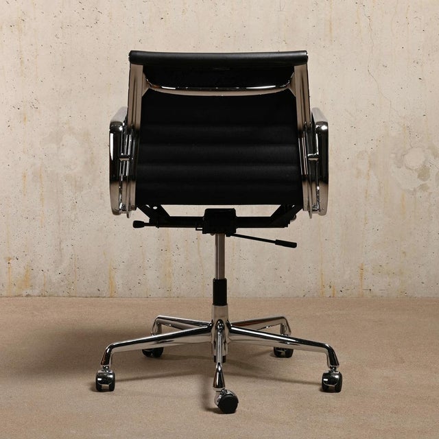 Vitra EA117 Office Chair in Black Leather and Chrome by Charles and Ray Eames for Vitra For Sale - Image 4 of 18
