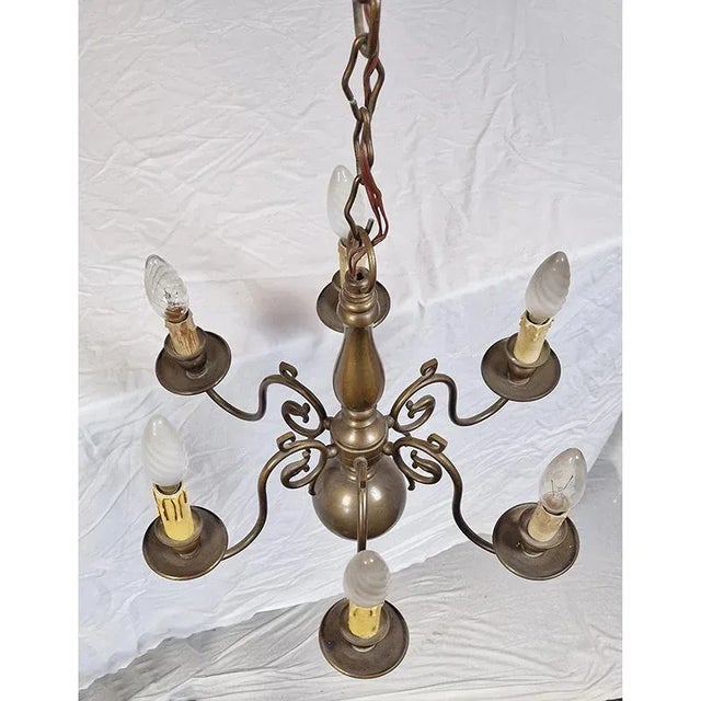 Bronze chandelier 6 lights. Chandelier in turned brass plate with cast elements. Six E14 lights working. In good...