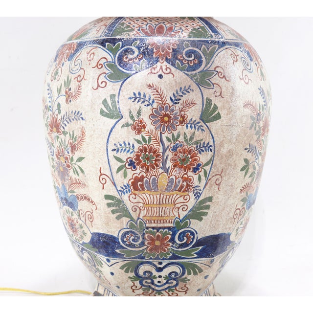 Large Vintage Tolle Chinese Lidded Ginger Jar Table Lamp - Hand Painted Floral Basket and Ornate Pattern. For Sale In New York - Image 6 of 7