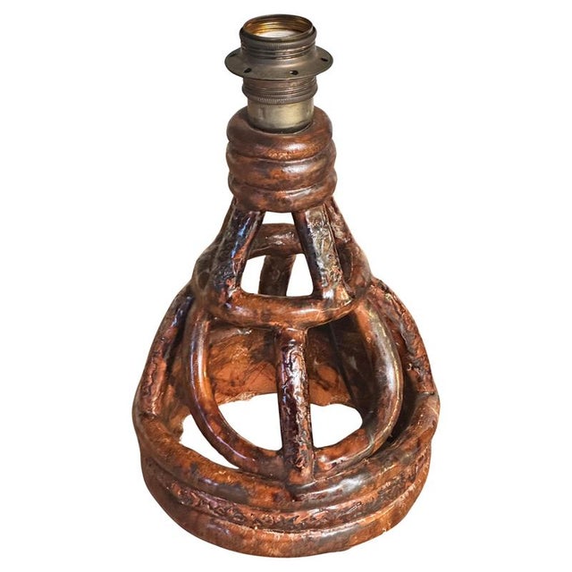 This lamp, crafted in France in the 1960s, is made of glazed terracotta in warm brown tones. Its sculptural structure is...