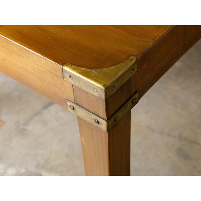 English Campaign Yew Wood 1920s Side Table with Brass Accents and Straight Legs For Sale In Atlanta - Image 6 of 12