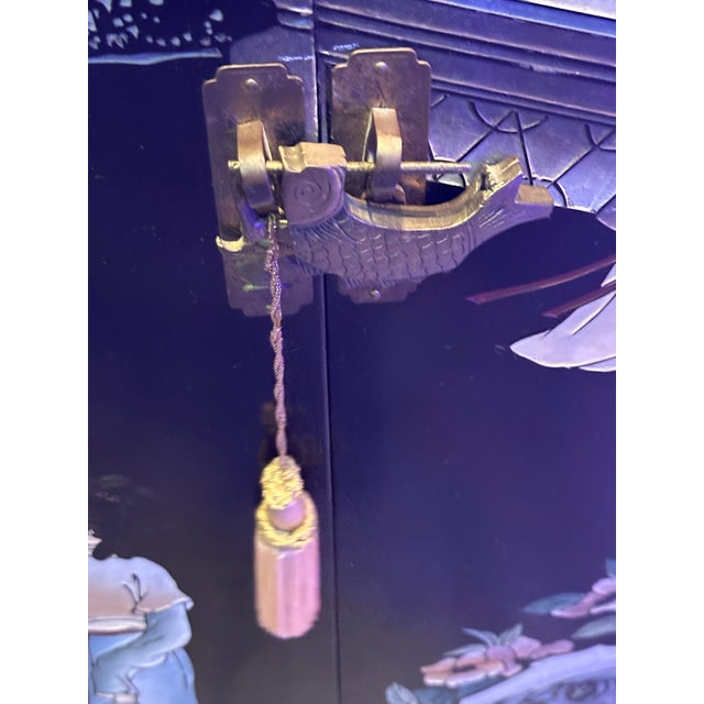 1990s 1990s Mid Century Black Lacquer Geisha Scene Chinese Locking Bar Cabinet Chinoiserie For Sale - Image 5 of 11