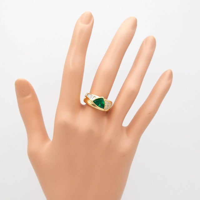 Modern 18k Yellow Gold Emerald and Diamond Ring, Size 6.25 For Sale - Image 3 of 14
