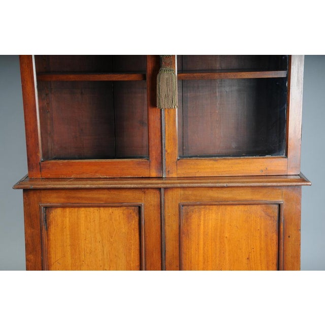 English Victorian Mahogany Display Bookcase, 1800s For Sale - Image 3 of 18