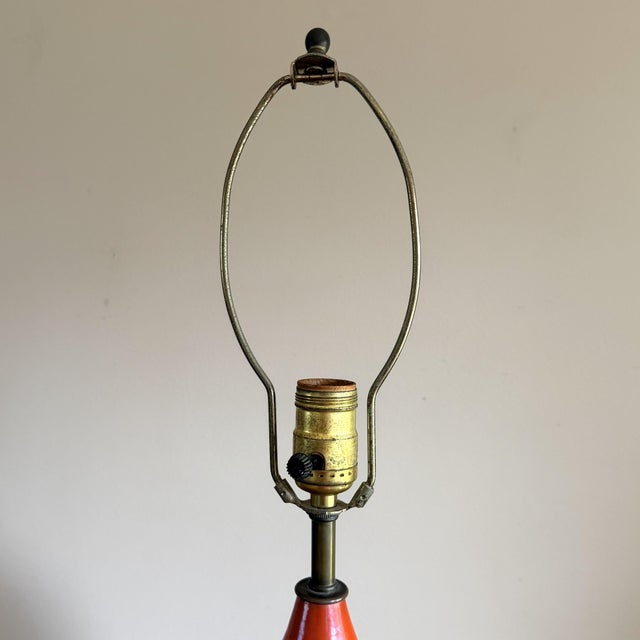 Jacques and Dani Ruelland Vintage 1960s Mid-Century Jacques & Dani Ruelland Style Orange Ceramic Table Lamp, French Modernist For Sale - Image 4 of 5