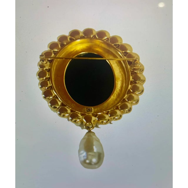 Karl Lagerfeld 1980s Karl Lagerfeld 1980s Large Engraved "Kl" Script Signature/Logo Brooch For Sale - Image 4 of 4