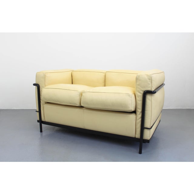 Mid-Century Modern LC2 Two-Seater Sofa in Cream Leather by Le Corbusier Perriand Jeanneret for Cassina, Italy, 2010s For Sale - Image 11 of 11