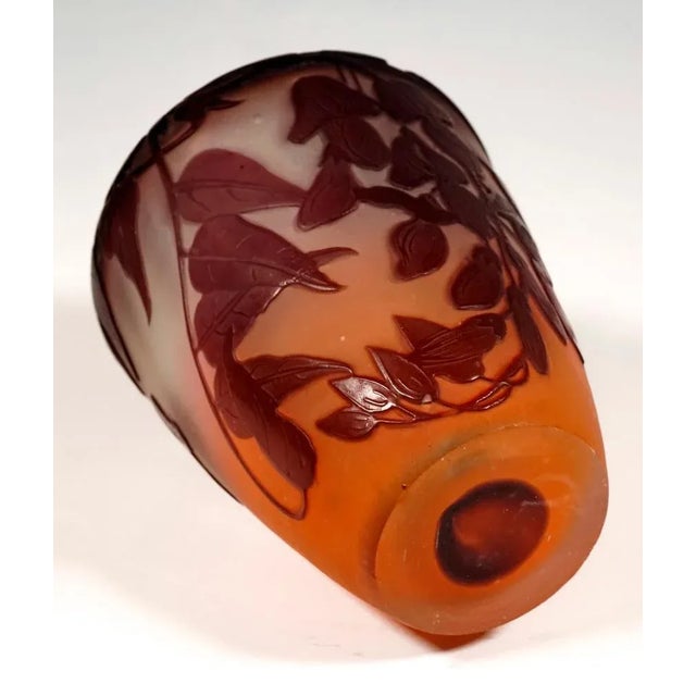 Art Nouveau Style Cameo Vase with Sweet Pea Decor from Emile Gallé, Nancy, France For Sale - Image 6 of 7