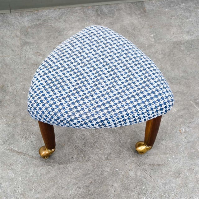 Mid-Century Modern Mid Century Danish Modern Tripod Ottoman 3 Legs Wood Rolling Blue White Triangle For Sale - Image 3 of 12