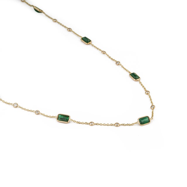 VR Jewels Minimalist 14k Yellow Gold 1.99ct Emerald & Diamond Station Chain Vintage Necklace For Sale - Image 4 of 16