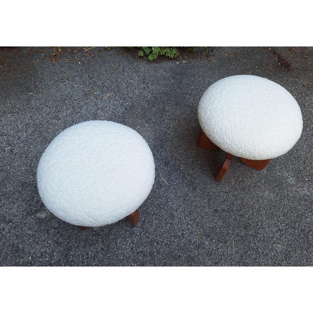 Mid-Century Modern Modern Poufs in Light Wood and White Dedar Boucle Fabric from Artigianato Italiano, Set of 2 For Sale - Image 3 of 6