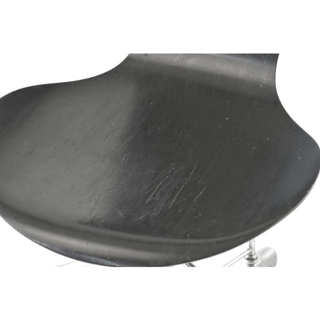 Model 3107 Desk Chair with Wheels by Arne Jacobsen for Fritz Hansen, Denmark 1955 For Sale - Image 15 of 16