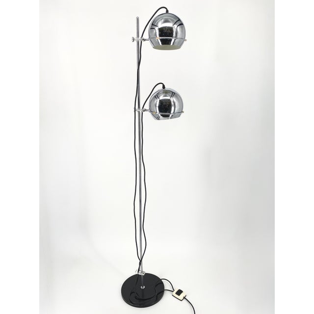 A floor lamp * Manufacturer: Gepo Amsterdam * Elegant and classic Space Age lamp * Two globe spotlights, freely height-...