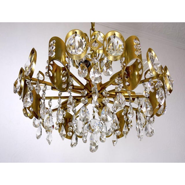 Hollywood Regency Brass and Crystal Sciolari Chandelier from Palwa, 1960s For Sale - Image 3 of 15