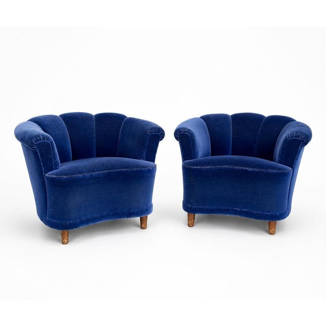 A pair of clam shaped Swedish Modern chairs, 1940s. These lounges are decorative as well as comfortable. Beautiful shape...