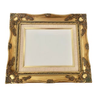 Vintage Classic Gold Gilt Style Wood Ornate Baroque/Rococo Style Frame Featuring a Built-in Linen Liner With Fillet Excellent Condition For Sale