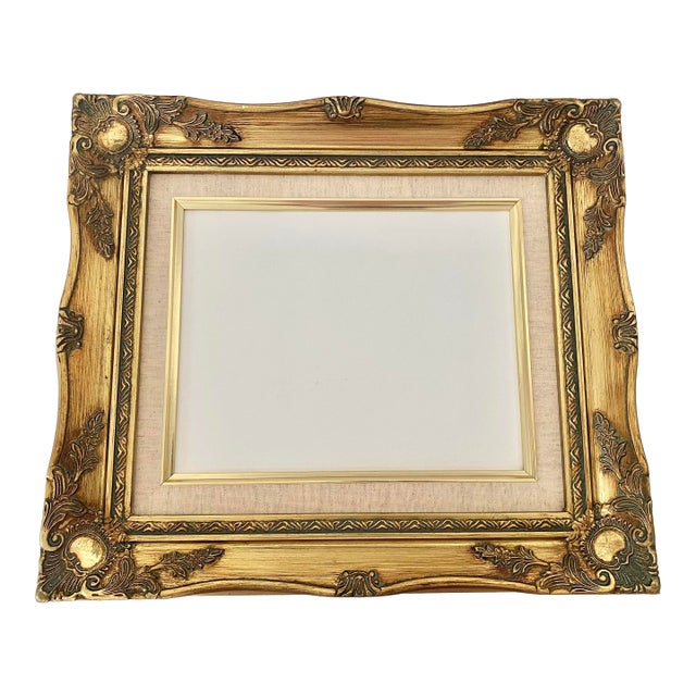 Vintage Classic Gold Gilt Style Wood Ornate Baroque/Rococo Style Frame Featuring a Built-in Linen Liner With Fillet Excellent Condition For Sale