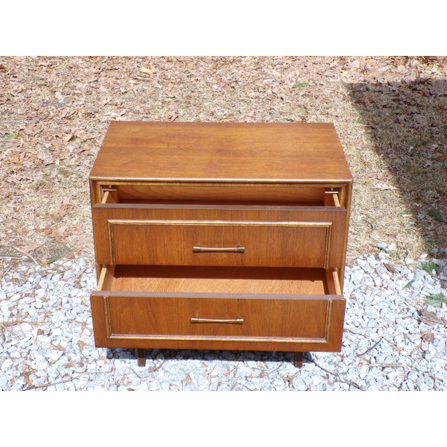 1960s Vintage Mid Century Modern Bassett Furniture Walnut Nightstand End Table For Sale - Image 5 of 12