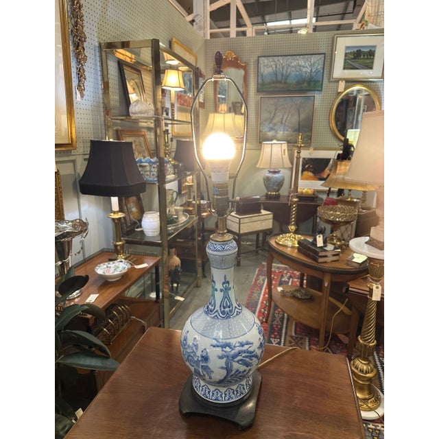 Chinoiserie Vintage Maitland-Smith Chinoiserie Blue and White Ceramic Lamp For Sale - Image 3 of 13