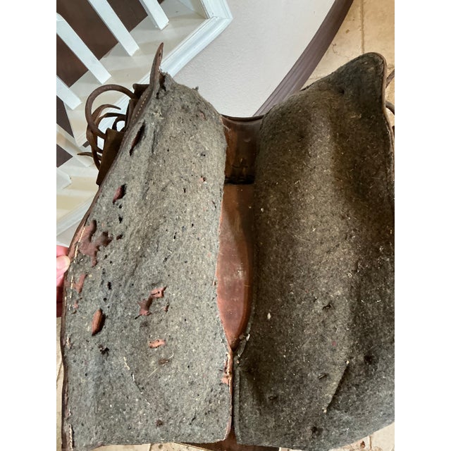 Traditional Vintage Western Collector's Leather Saddle For Sale - Image 3 of 11