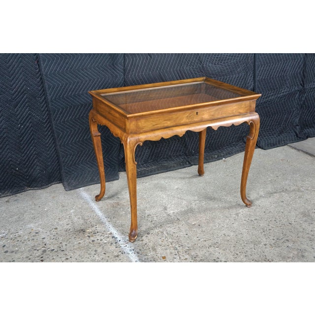 1970s 1970s Rare Pair Baker Furniture Queen Anne Walnut Burl Vitrine Display Accent Tables For Sale - Image 5 of 18