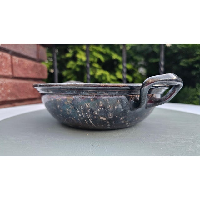 Dimensions: height to handles 6.7 cm, height to the rim of the bowl 6.2 cm, diameter 21.3 cm.